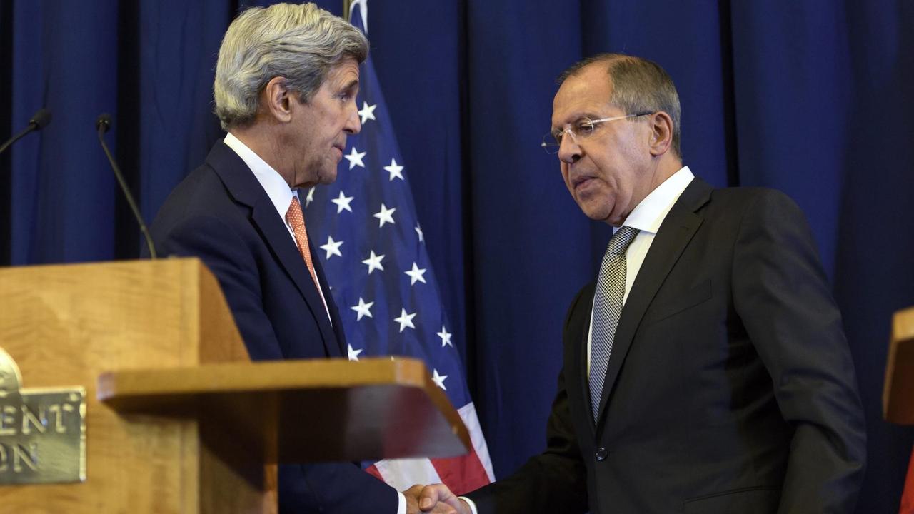 Kerry und Lawrow reichen sich hinter einem Rednerpult die Hand Kerry und Lawrow reichen sich hinter einem Rednerpult die Hand