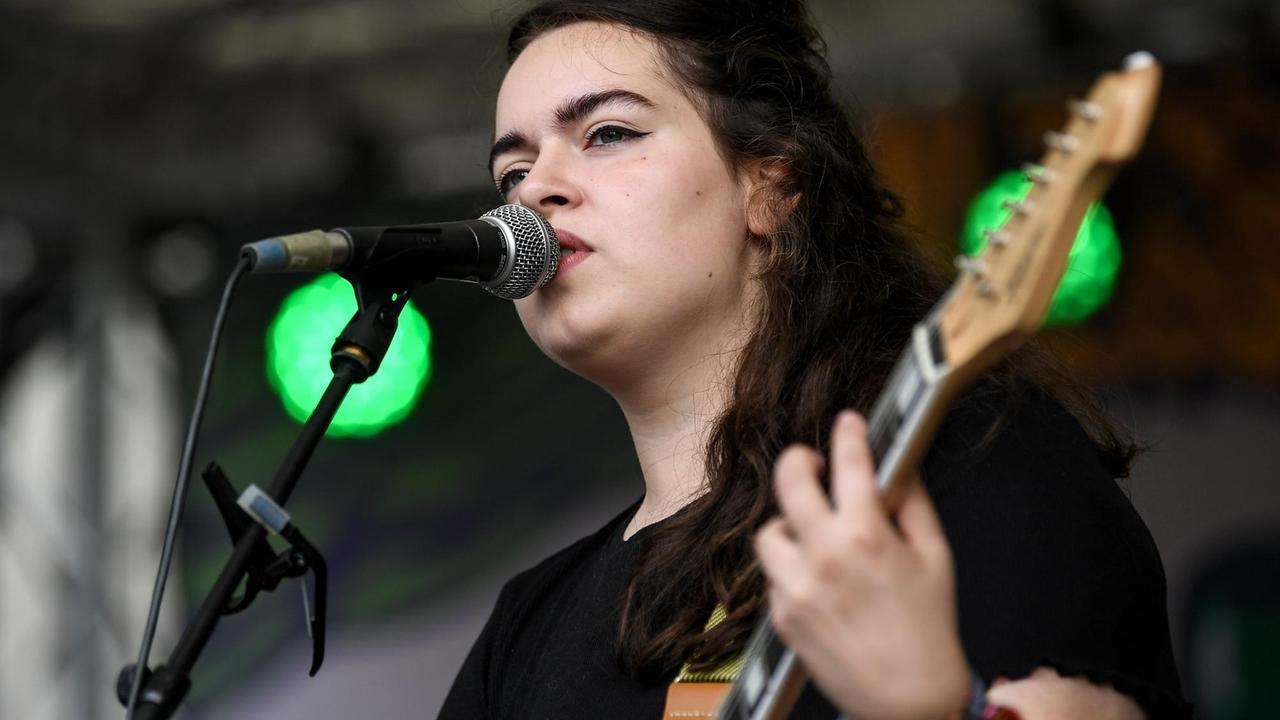 Ilgen-Nur steht beim Lollapalooza Festival Berlin auf dem Gelände des Olympiastadions auf der Bühne. Ilgen-Nur steht beim Lollapalooza Festival Berlin auf dem Gelände des Olympiastadions auf der Bühne.