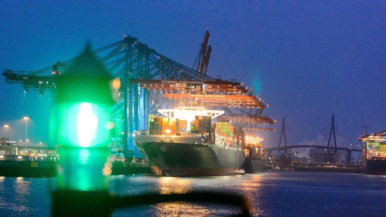 Eine grüne Positionsleuchte ist im Hafen in Hamburg vor den Containerterminals Burchardkai und Eurogate zu sehen. Eine grüne Positionsleuchte ist im Hafen in Hamburg vor den Containerterminals Burchardkai und Eurogate zu sehen.
