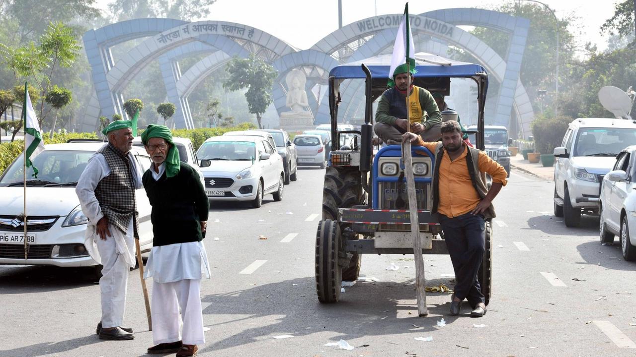 Indische Bauern blockieren die Straße an der Grenze zwischen Neu-Delhi und Uttar Pradesh. Indische Bauern blockieren die Straße an der Grenze zwischen Neu-Delhi und Uttar Pradesh.
