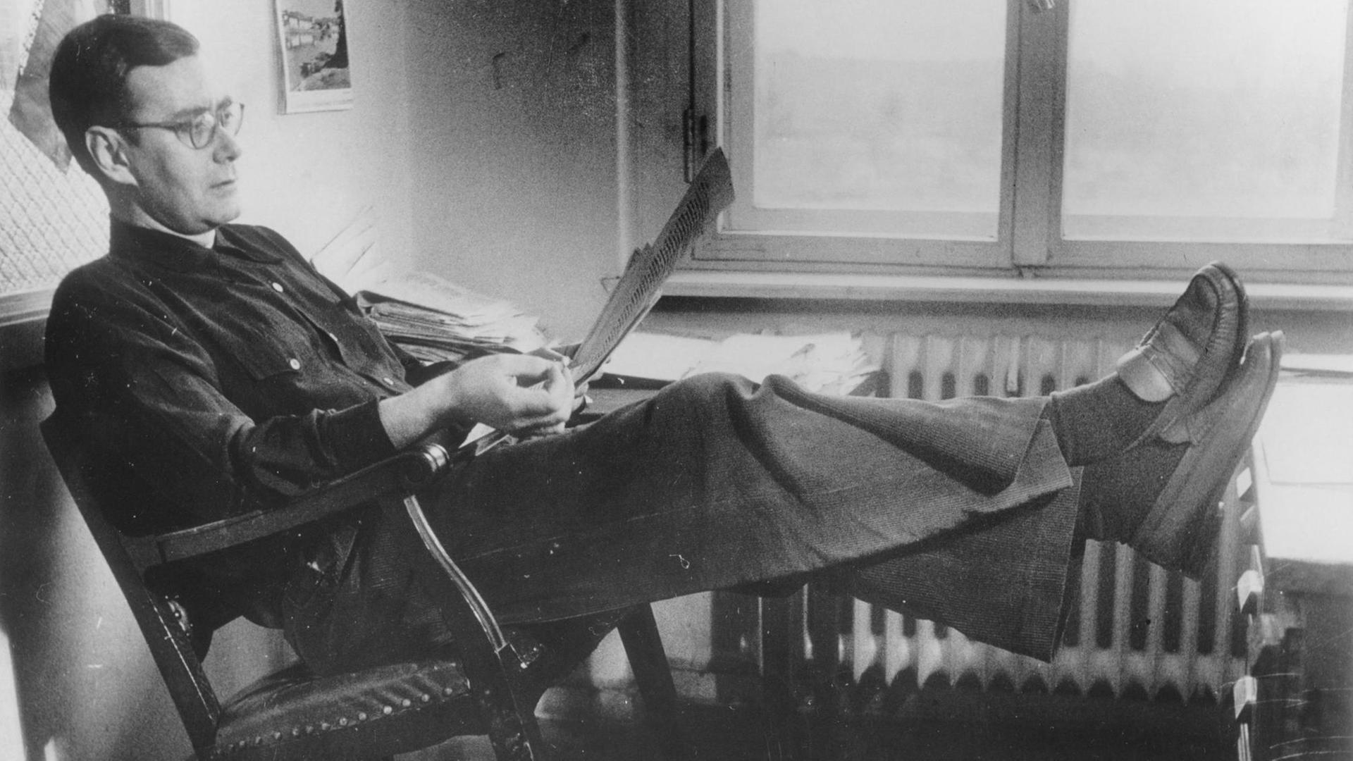 Undatiertes Foto: Der Theaterkritiker Friedrich Luft am Schreibtisch Undatiertes Foto: Der Theaterkritiker Friedrich Luft am Schreibtisch