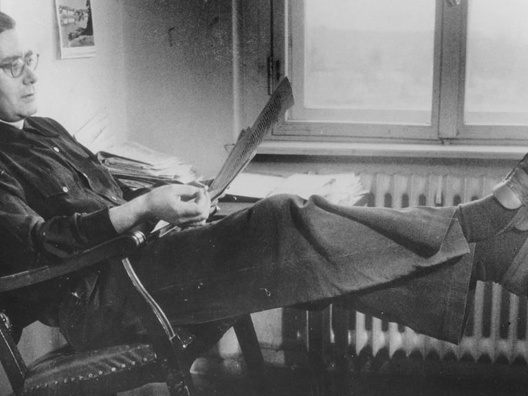 Undatiertes Foto: Der Theaterkritiker Friedrich Luft am Schreibtisch