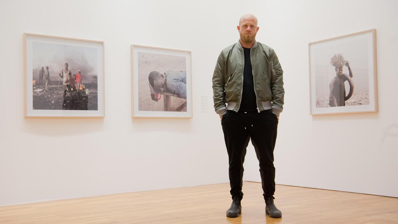 Der südafrikanische Fotokünstler Pieter Hugo steht am 16.02.2017 vor Fotos aus Ghana in der Fotografieausstellung "Between the devil and the deep blue sea" im Kunstmuseum Wolfsburg. Es ist die erste institutionelle Einzelausstellung des Fotografen in Deutschland. Hugo beschäftigt sich mit Formen des Zusammenlebens unterschiedlicher Menschen in Diktaturen. Der südafrikanische Fotokünstler Pieter Hugo steht am 16.02.2017 vor Fotos aus Ghana in der Fotografieausstellung "Between the devil and the deep blue sea" im Kunstmuseum Wolfsburg. Es ist die erste institutionelle Einzelausstellung des Fotografen in Deutschland. Hugo beschäftigt sich mit Formen des Zusammenlebens unterschiedlicher Menschen in Diktaturen.
