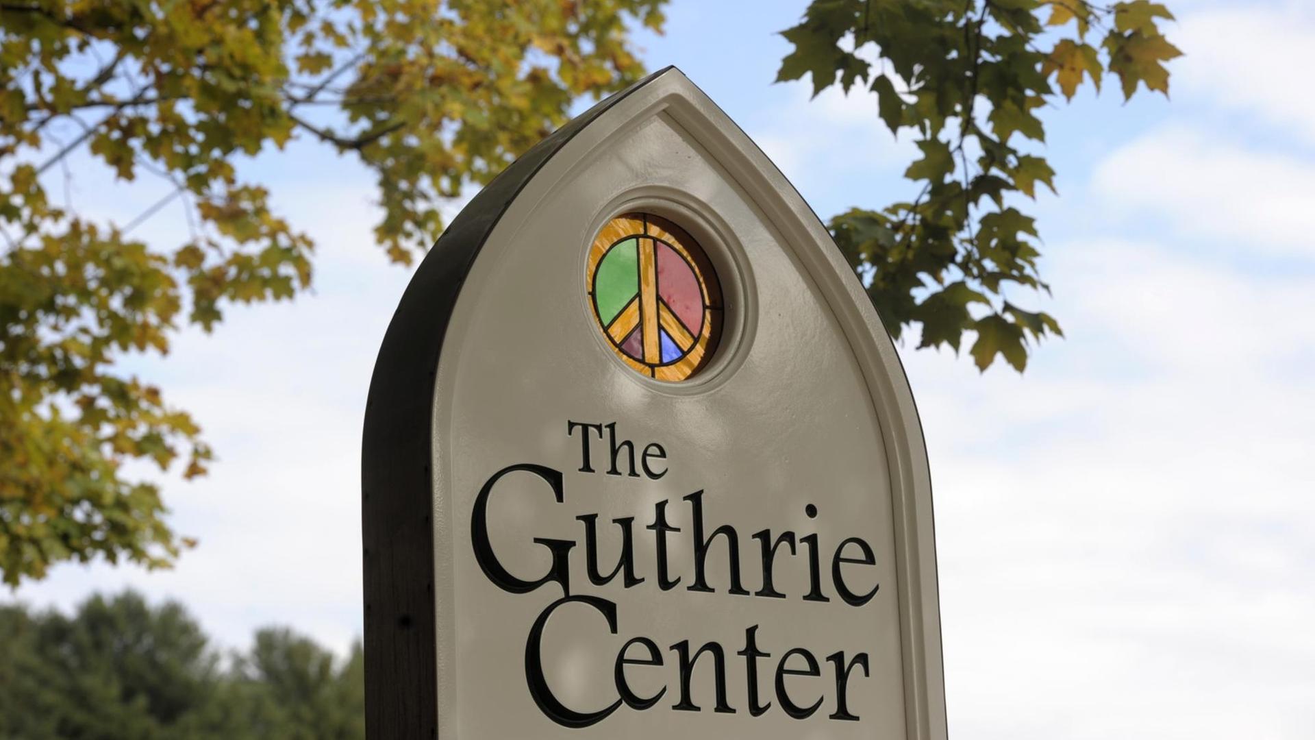 Ein Schild auf dem "Guthrie Center" steht vor blauem Himmel