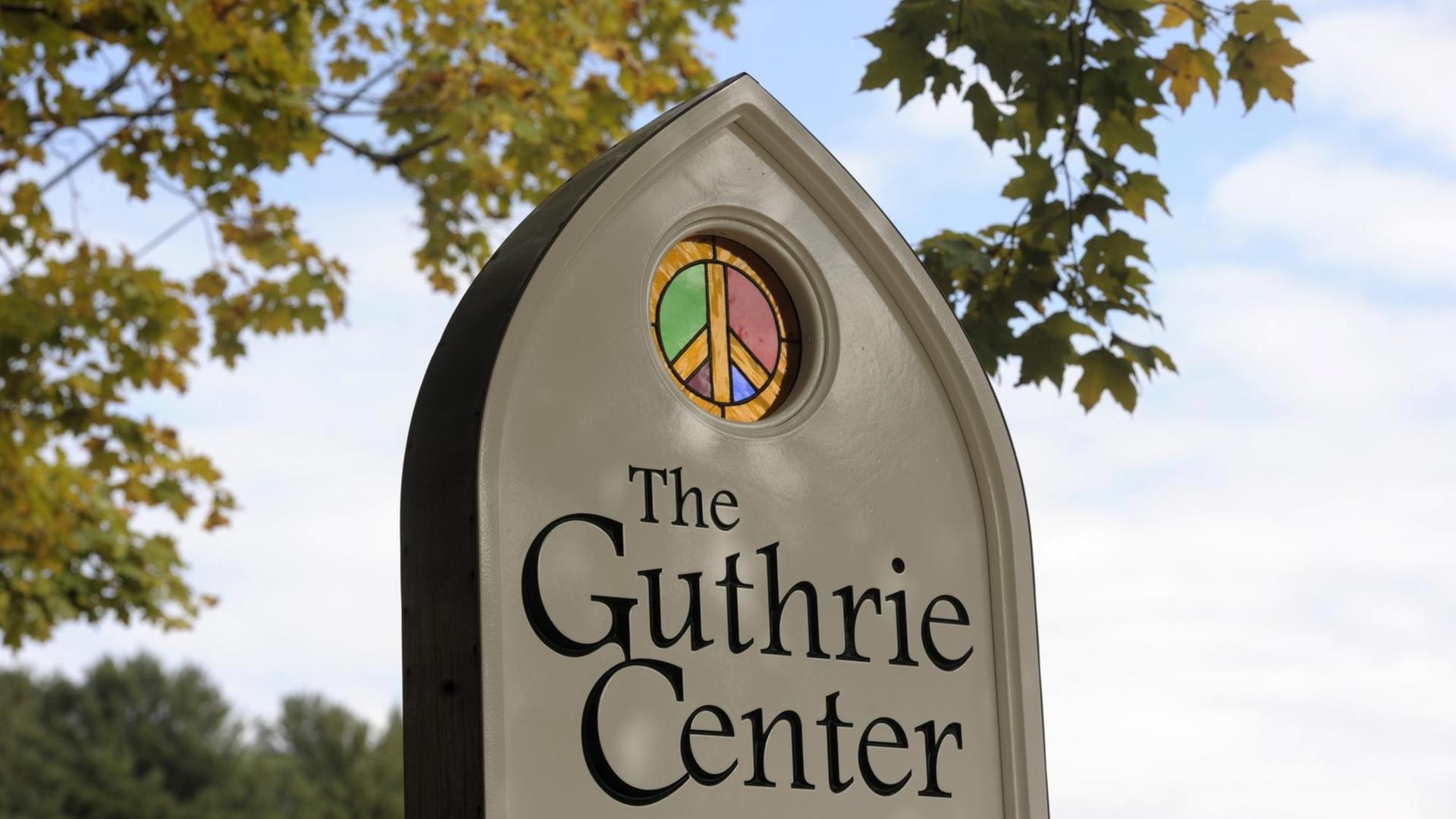 Ein Schild auf dem "Guthrie Center" steht vor blauem Himmel Ein Schild auf dem "Guthrie Center" steht vor blauem Himmel