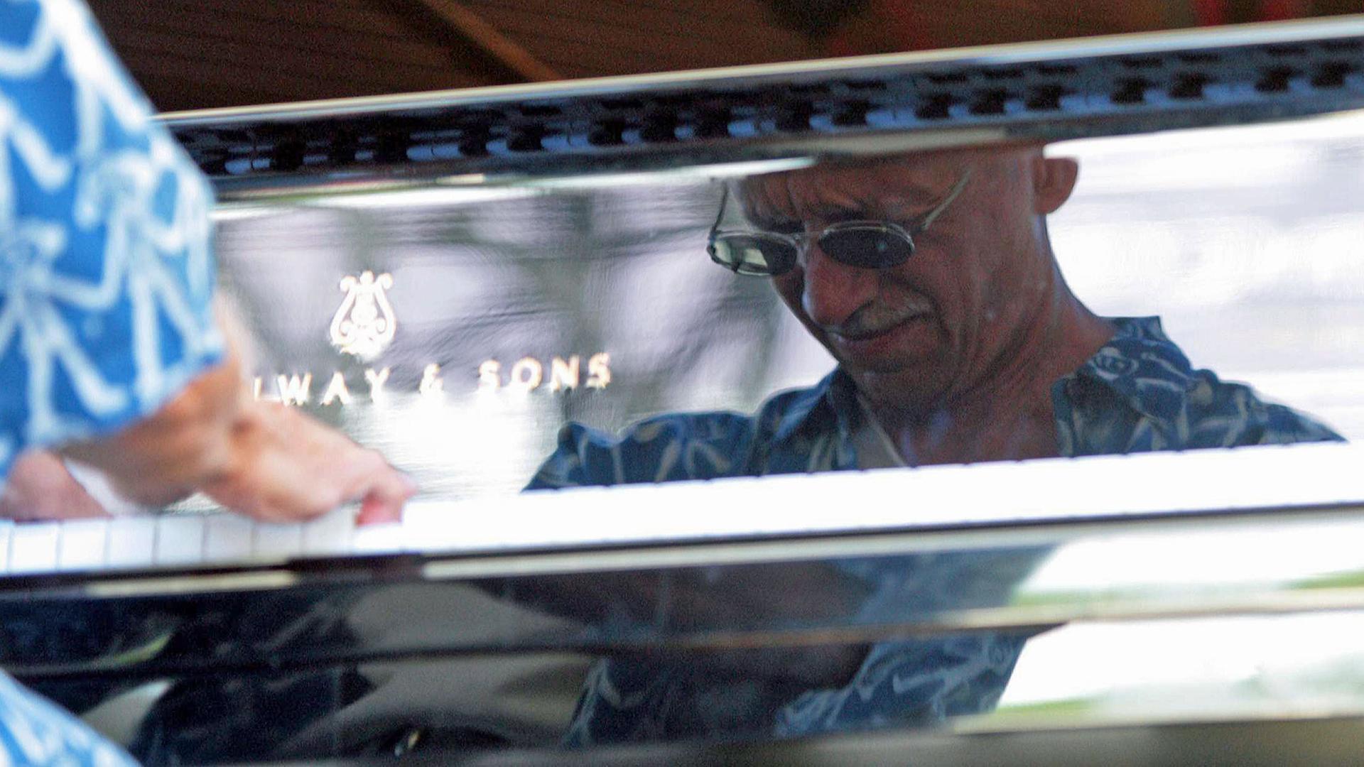 Der Jazz-Pianist Keith Jarrett beim Jazz-Festival von Juan-les-Pins bei Antibes in Frankreich im Juli 2011