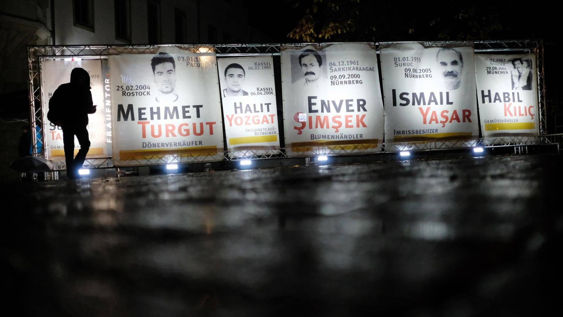 Bilder und Namen von Opfern des Nationalsozialistischen Untergrund (NSU) sind als Plakate im Stadtzentrum von Zwickau zu sehen. Bilder und Namen von Opfern des Nationalsozialistischen Untergrund (NSU) sind als Plakate im Stadtzentrum von Zwickau zu sehen.