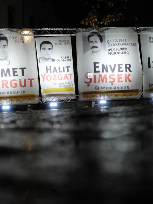Bilder und Namen von Opfern des Nationalsozialistischen Untergrund (NSU) sind als Plakate im Stadtzentrum von Zwickau zu sehen.