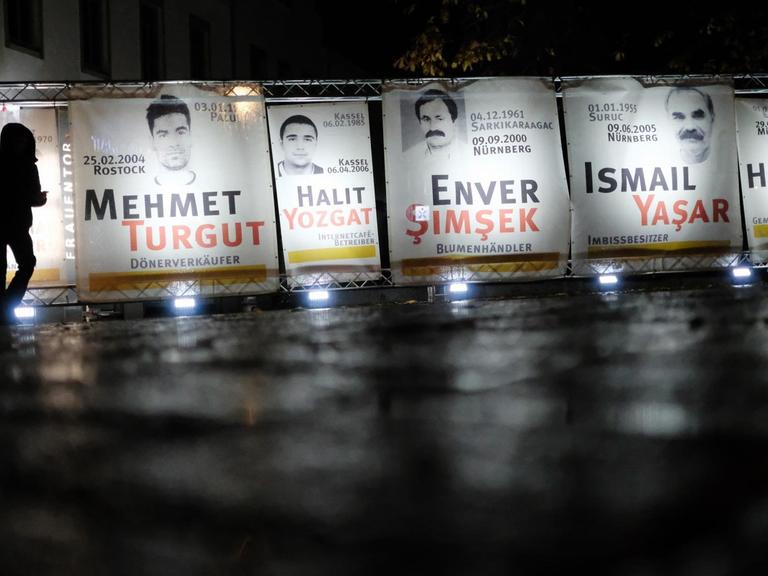 Bilder und Namen von Opfern des Nationalsozialistischen Untergrund (NSU) sind als Plakate im Stadtzentrum von Zwickau zu sehen.