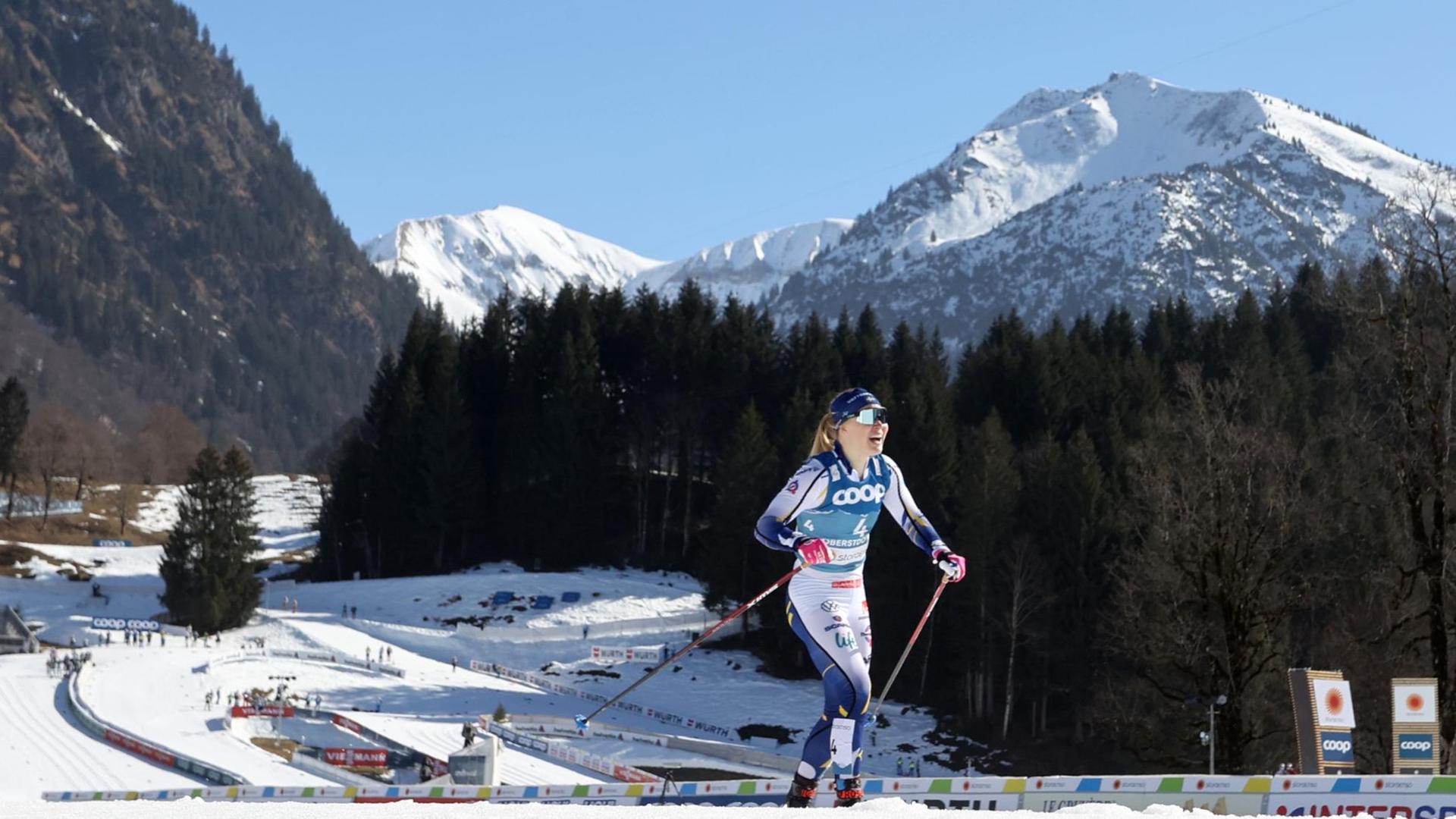 Jonna Sundling aus Schweden jubelt im Ziel im Finale über den Sieg, im Hintergrund das Bergpanorama Oberstdorfs Jonna Sundling aus Schweden jubelt im Ziel im Finale über den Sieg, im Hintergrund das Bergpanorama Oberstdorfs