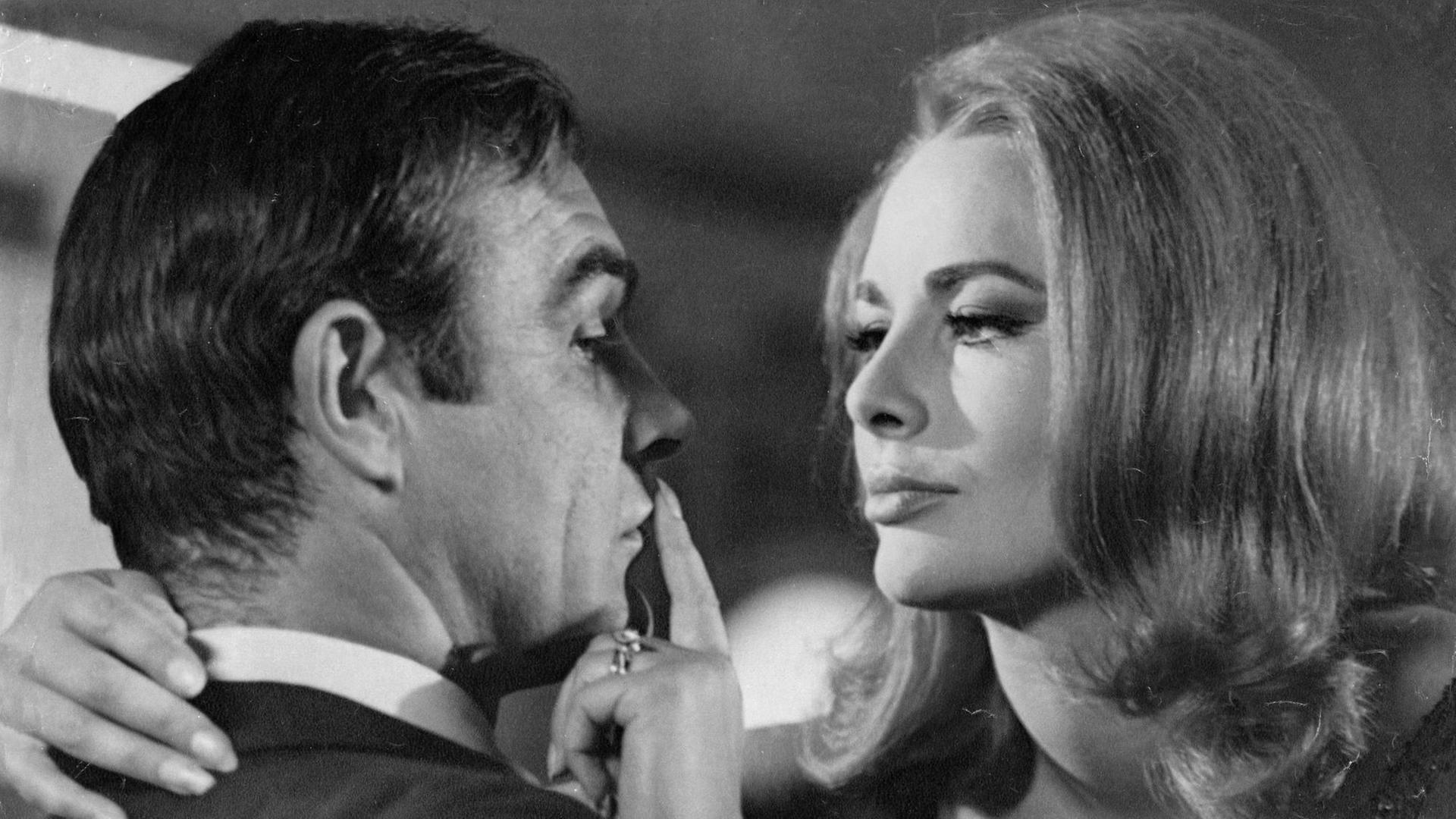 Karin Dor und Sean Connery in einer Szene des James-Bond-Films "Man lebt nur zweimal"