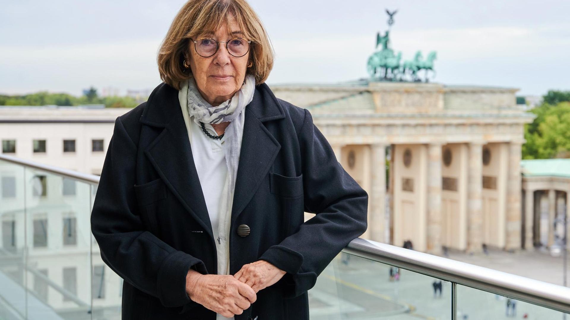 Die Präsidentin der Akademie der Künste, Jeanine Meerapfel, steht auf der Terasse der Akademie. Hinter ihr das Brandenburger Tor. Die Präsidentin der Akademie der Künste, Jeanine Meerapfel, steht auf der Terasse der Akademie. Hinter ihr das Brandenburger Tor.