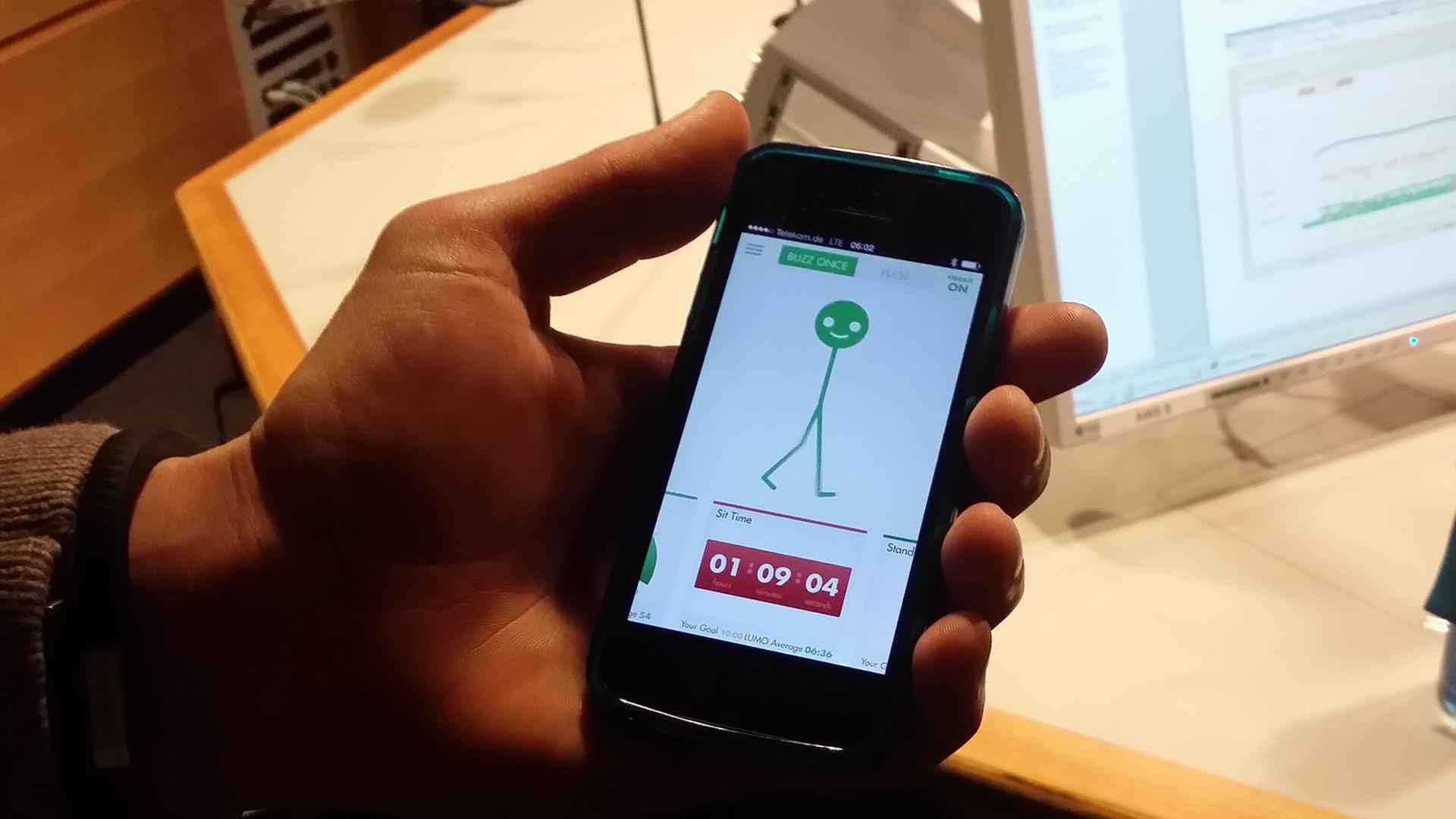 Mit Hilfe einer Handy-App werden alle Bewegungen aufgezeichnet und analysiert. Mit Hilfe einer Handy-App werden alle Bewegungen aufgezeichnet und analysiert.
