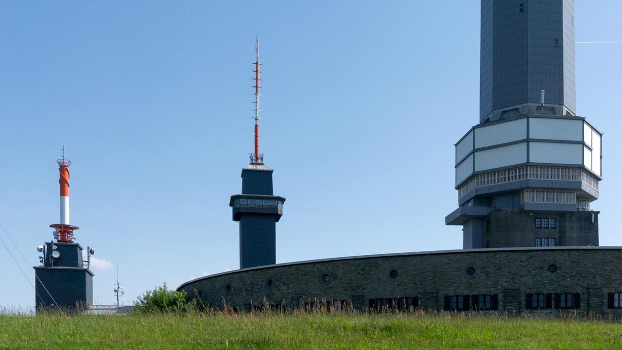 Ein Ersatzmast und Ersatzantennen stehen neben dem Aussichtsturm Großer Feldberg. Ein Ersatzmast und Ersatzantennen stehen neben dem Aussichtsturm Großer Feldberg.