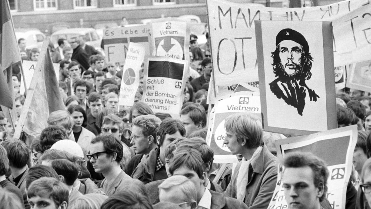 Am 29.03.1968 protestierten rund 500 Menschen in Kiel gegen den Krieg in Vietnam. Zu der Demonstration hatte die "Kampagne für Demokratie und Abrüstung" aufgerufen. | Verwendung weltweit