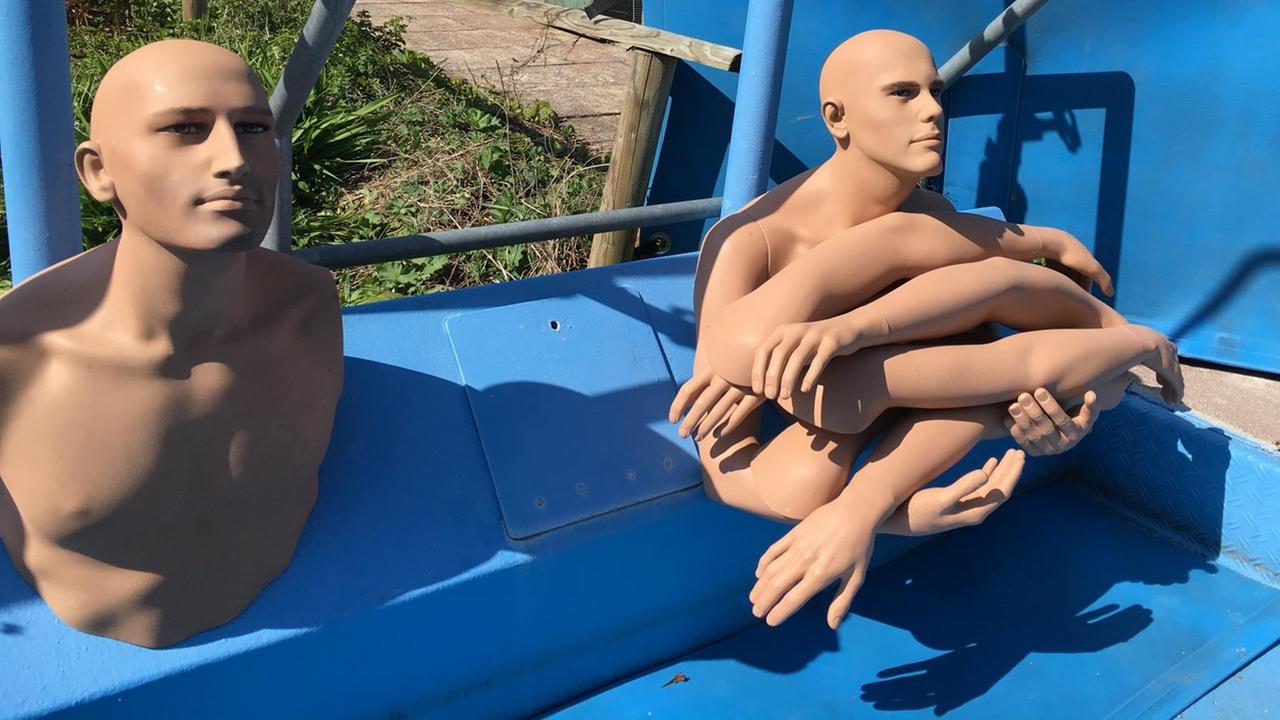 Das Bild zeigt die "Armduscher - Installation" von Axel Wagner im Rahmen der Freiluft-Schau "Kunst geht baden". Das Bild zeigt die "Armduscher - Installation" von Axel Wagner im Rahmen der Freiluft-Schau "Kunst geht baden".