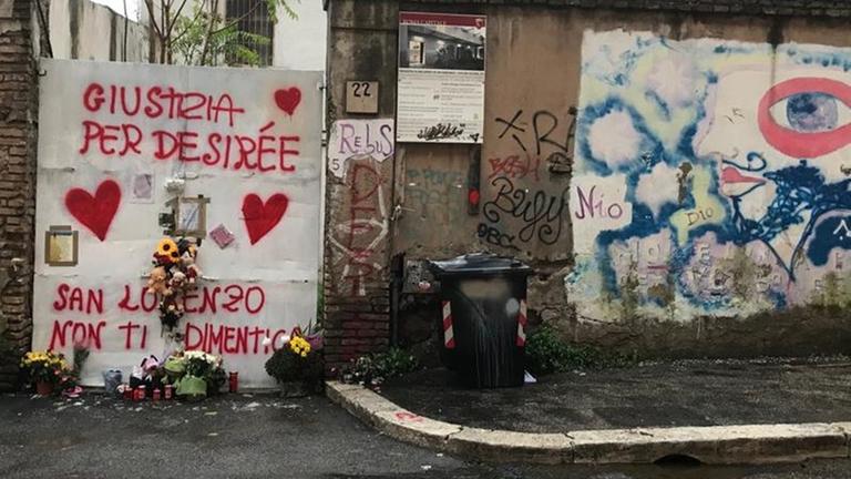 Aufschrift an einer Mauer: Gedenken an das 16-jährige Mädchen, das hier - im Viertel San Lorenzo in Rom - von einer Gruppe Männer vergewaltigt und hilflos dem Tod überlassen wurde. Aufschrift an einer Mauer: Gedenken an das 16-jährige Mädchen, das hier - im Viertel San Lorenzo in Rom - von einer Gruppe Männer vergewaltigt und hilflos dem Tod überlassen wurde.