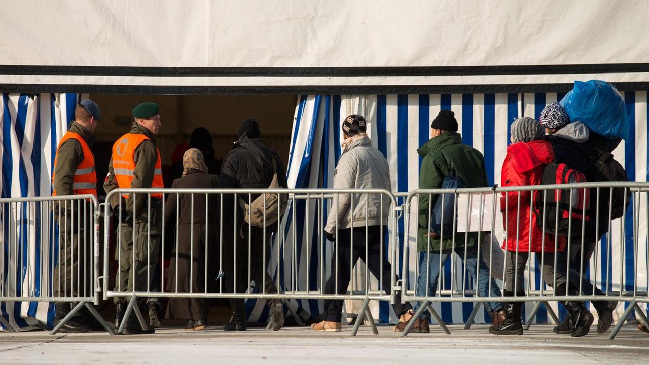 Flüchtlinge gehen in der Nähe der österreichisch-slowenischen Grenze bei Spielfeld in ein Zelt Flüchtlinge gehen in der Nähe der österreichisch-slowenischen Grenze bei Spielfeld in ein Zelt