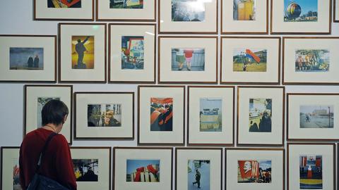 Die Reihe "Rote Serie, 1969-1975" des ukrainischen Fotografen Boris Mikhailov ist im Rahmen der Ausstellung "Unbeugsam und ungebändigt: Dokumentarische Fotografie um 1979" im Museum Ludwig in Köln zu sehen. Foto vom 26.06.2014