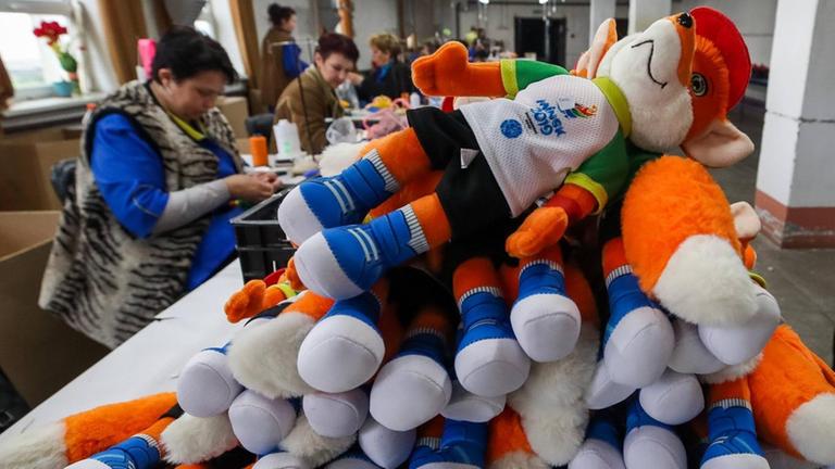Näherinnen stellen im weißrussischen Kletsk Stofftiere vom Babyfuchs "Lesik" her, dem Maskottchen der Europaspiele in Minsk. Näherinnen stellen im weißrussischen Kletsk Stofftiere vom Babyfuchs "Lesik" her, dem Maskottchen der Europaspiele in Minsk.