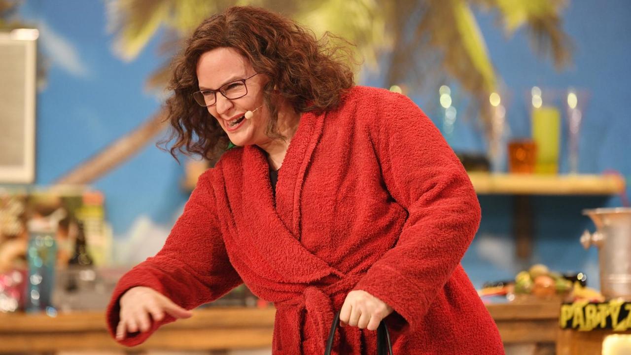 Norgauer alias Nahles im roten bademandel auf der Bühne Norgauer alias Nahles im roten bademandel auf der Bühne