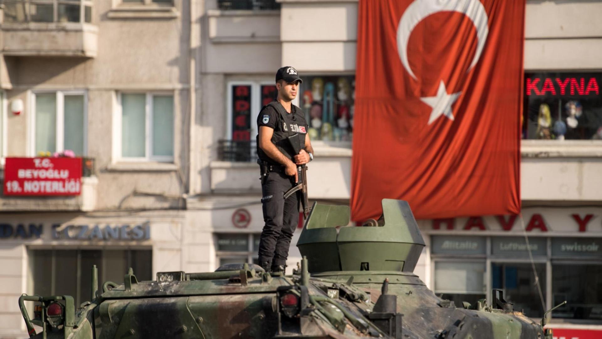 Ein Polizist steht auf einem Panzer auf dem Taksim-Platz in Istanbul am 17. Juli 2015.