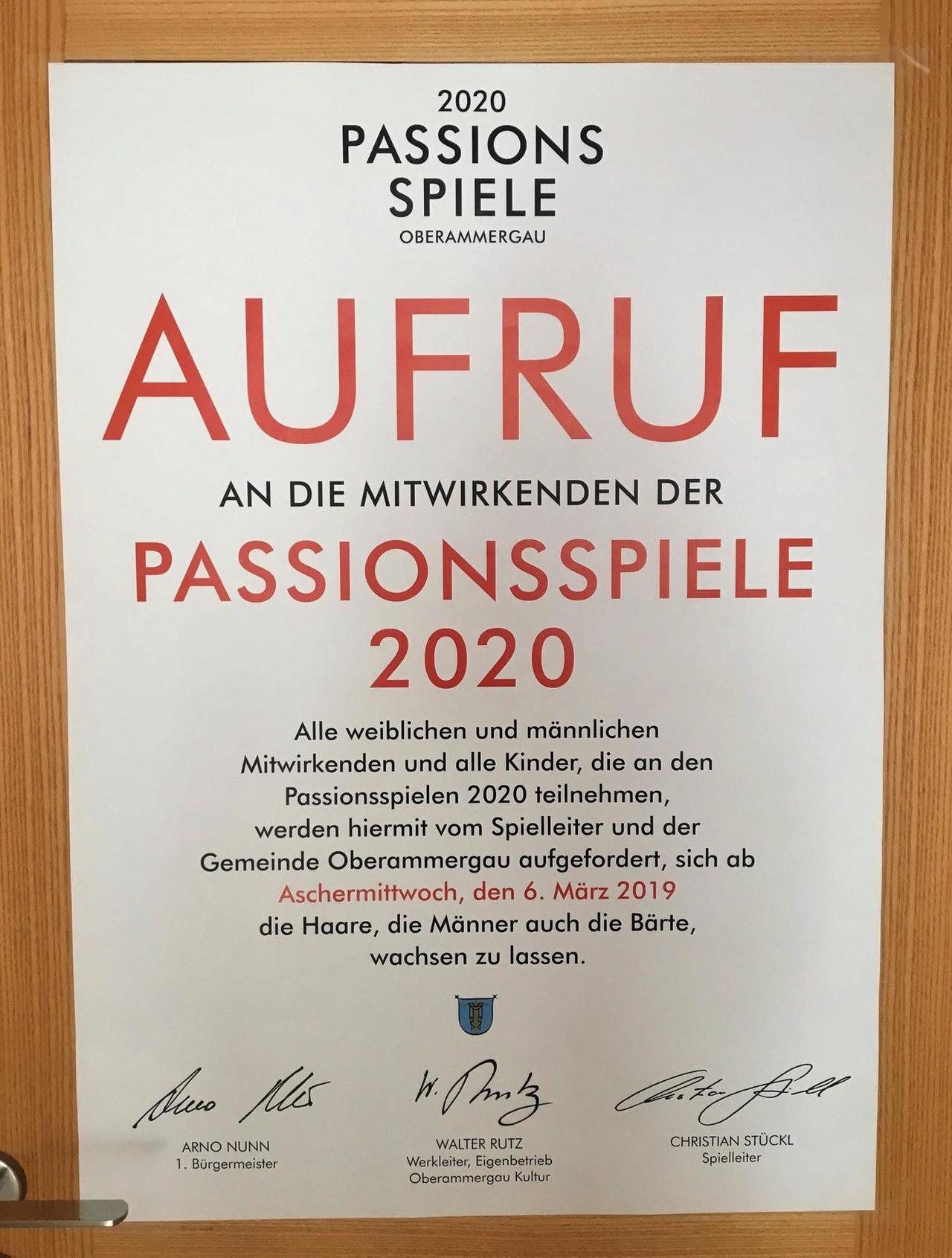 Der Haar- und Barterlass an einer Holztür im Foyer des Passionstheaters. gedruckt auf ein großes, weißes Poster Der Haar- und Barterlass an einer Holztür im Foyer des Passionstheaters. gedruckt auf ein großes, weißes Poster