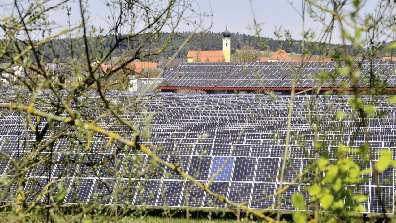 Blick auf einen Solarpark bei Hausen in Bayern.