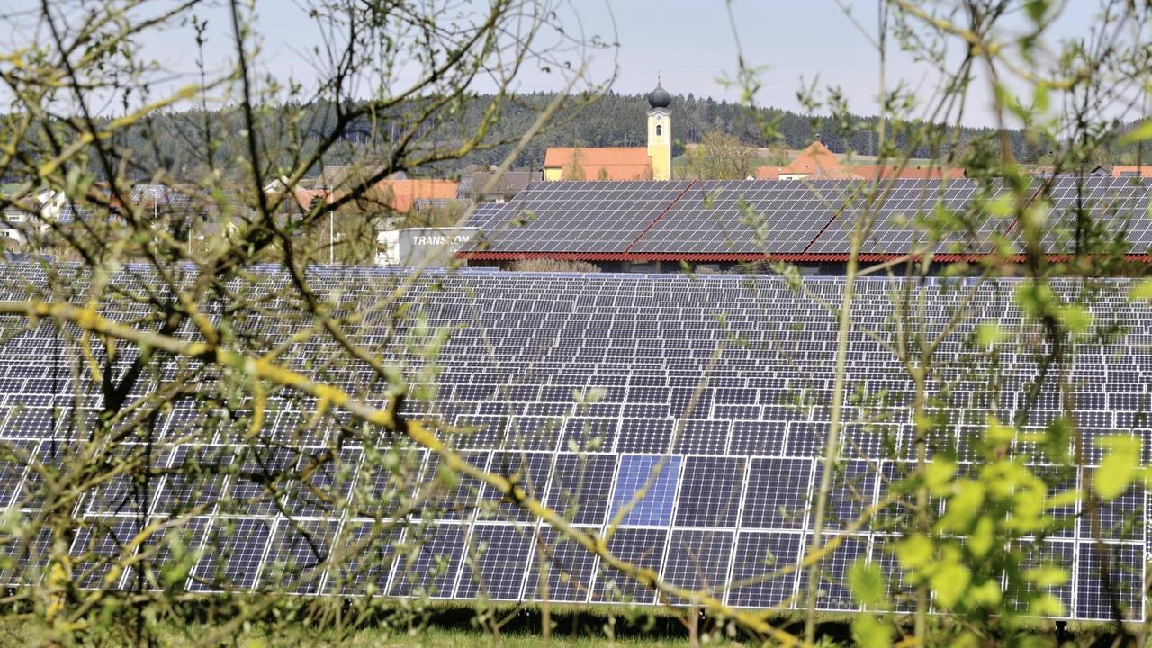Blick auf einen Solarpark bei Hausen in Bayern. Blick auf einen Solarpark bei Hausen in Bayern.