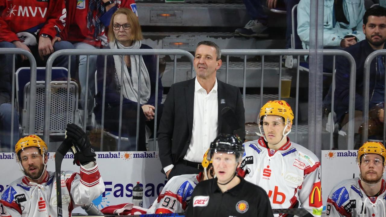 Thomas Popiesch beim Spiel Adler Mannheim gegen die Fischtown Pinguins Bremerhaven am 30.12.2018. Thomas Popiesch beim Spiel Adler Mannheim gegen die Fischtown Pinguins Bremerhaven am 30.12.2018.