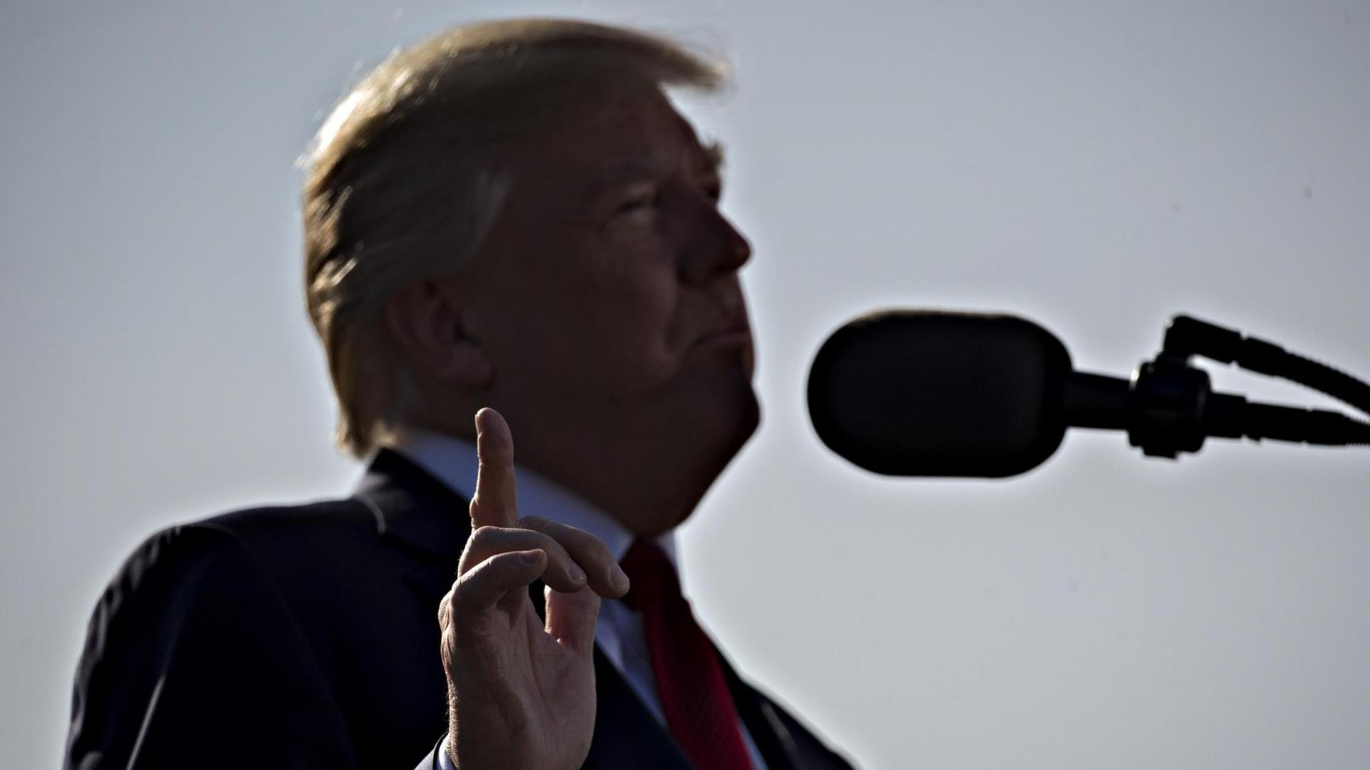 US-Präsident Donald Trump spricht vor dem US-Verteidigungsministerium in Washington, D.C. US-Präsident Donald Trump spricht vor dem US-Verteidigungsministerium in Washington, D.C.