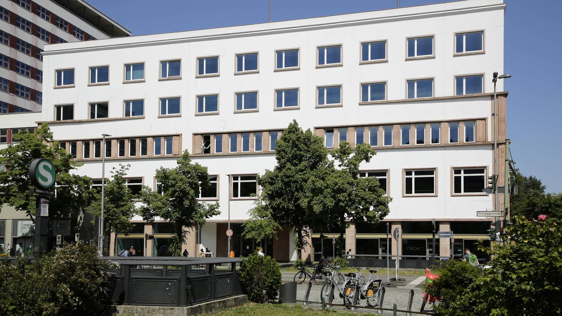 Das Deutschlandhaus in der Stresemannstrasse in Berlin, ist der kuenftige Sitz des Dokumentationszentrums der Stiftung Flucht, Vertreibung, Versöhnung. Offizielle Eröffnung des Dokumentationszentrums ist am 21. Juni 2021. Das Deutschlandhaus in der Stresemannstrasse in Berlin, ist der kuenftige Sitz des Dokumentationszentrums der Stiftung Flucht, Vertreibung, Versöhnung. Offizielle Eröffnung des Dokumentationszentrums ist am 21. Juni 2021.