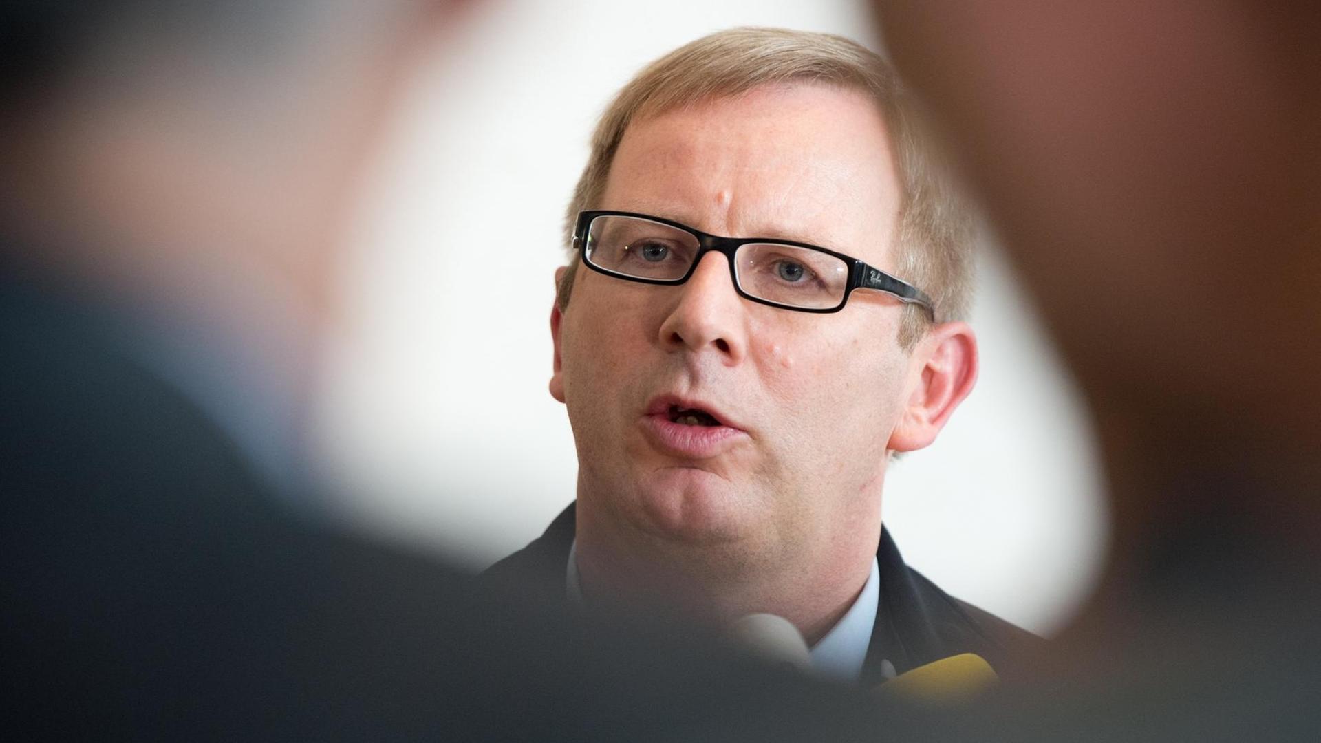 Johannes Kahrs, Sprecher des Seeheimer Kreises in der SPD, spricht am 25.09.2013 im Reichstag in Berlin nach einer Sitzung der SPD-Bundestagsfraktion mit Journalisten. Johannes Kahrs, Sprecher des Seeheimer Kreises in der SPD, spricht am 25.09.2013 im Reichstag in Berlin nach einer Sitzung der SPD-Bundestagsfraktion mit Journalisten.