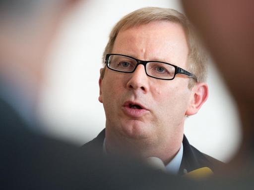 Johannes Kahrs, Sprecher des Seeheimer Kreises in der SPD, spricht am 25.09.2013 im Reichstag in Berlin nach einer Sitzung der SPD-Bundestagsfraktion mit Journalisten.