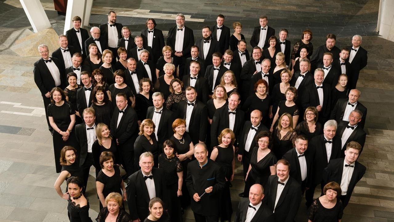 Der russische Dirigent Dmitri Liss mit dem Ural Philharmonic Orchestra bei einem Konzert während des Festivals "Folle Journee de Nantes" in Nantes. Der russische Dirigent Dmitri Liss mit dem Ural Philharmonic Orchestra bei einem Konzert während des Festivals "Folle Journee de Nantes" in Nantes.
