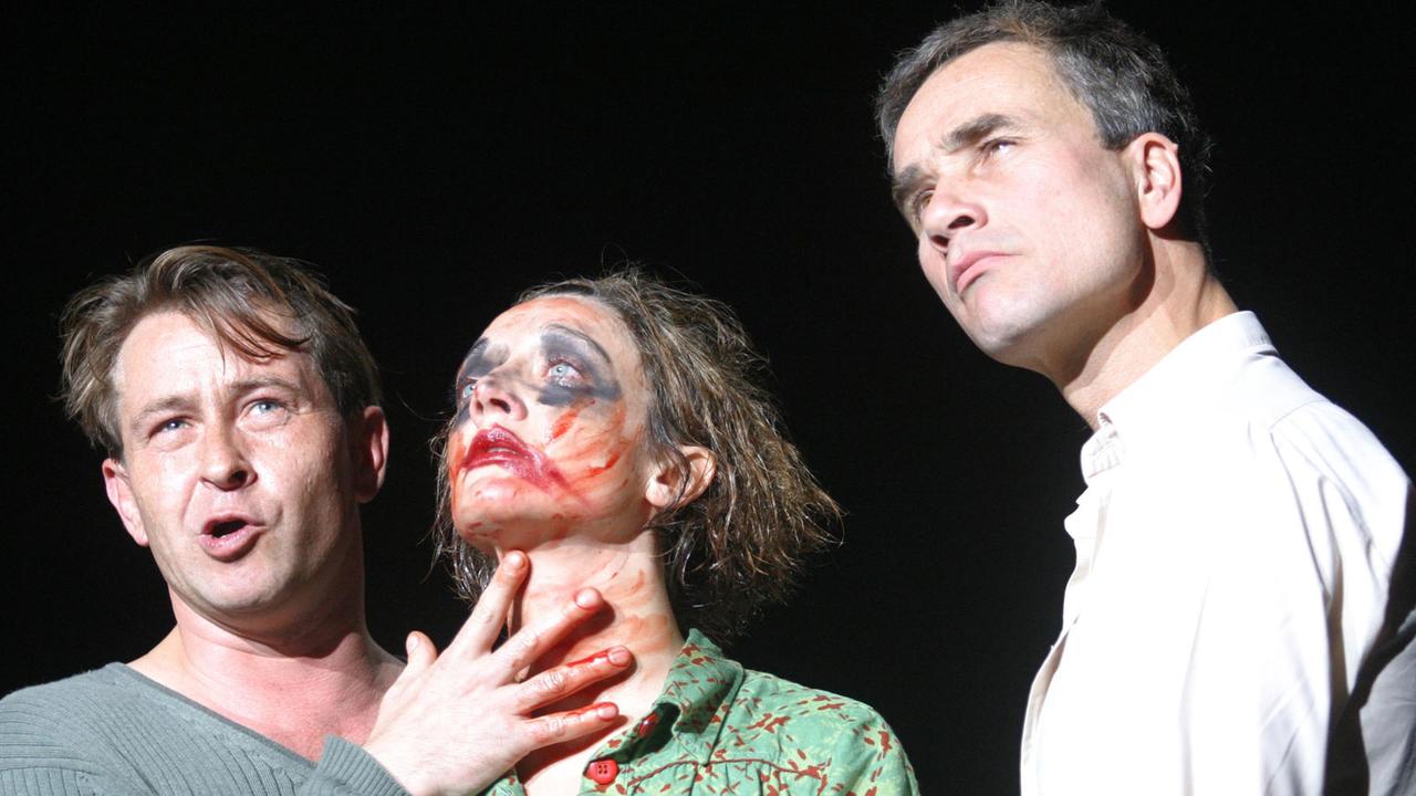 Sven Lehmann (links) als Mephisto, Regine Zimmermann als Gretchen und Ingo Hülsmann als Faust in einer Szene aus Goethes "Faust. Der Tragödie Erster Teil" am Deutschen Theater Berlin 2004. Sven Lehmann (links) als Mephisto, Regine Zimmermann als Gretchen und Ingo Hülsmann als Faust in einer Szene aus Goethes "Faust. Der Tragödie Erster Teil" am Deutschen Theater Berlin 2004.