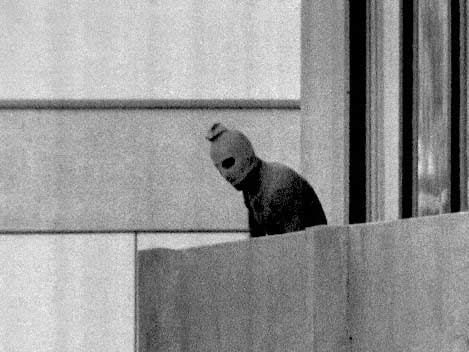 Ein Mitglied der arabischen Terrorgruppe, die während der olympischen Spiele 1972 israelische Sportler als Geisel nahm. Ein Mitglied der arabischen Terrorgruppe, die während der olympischen Spiele 1972 israelische Sportler als Geisel nahm.