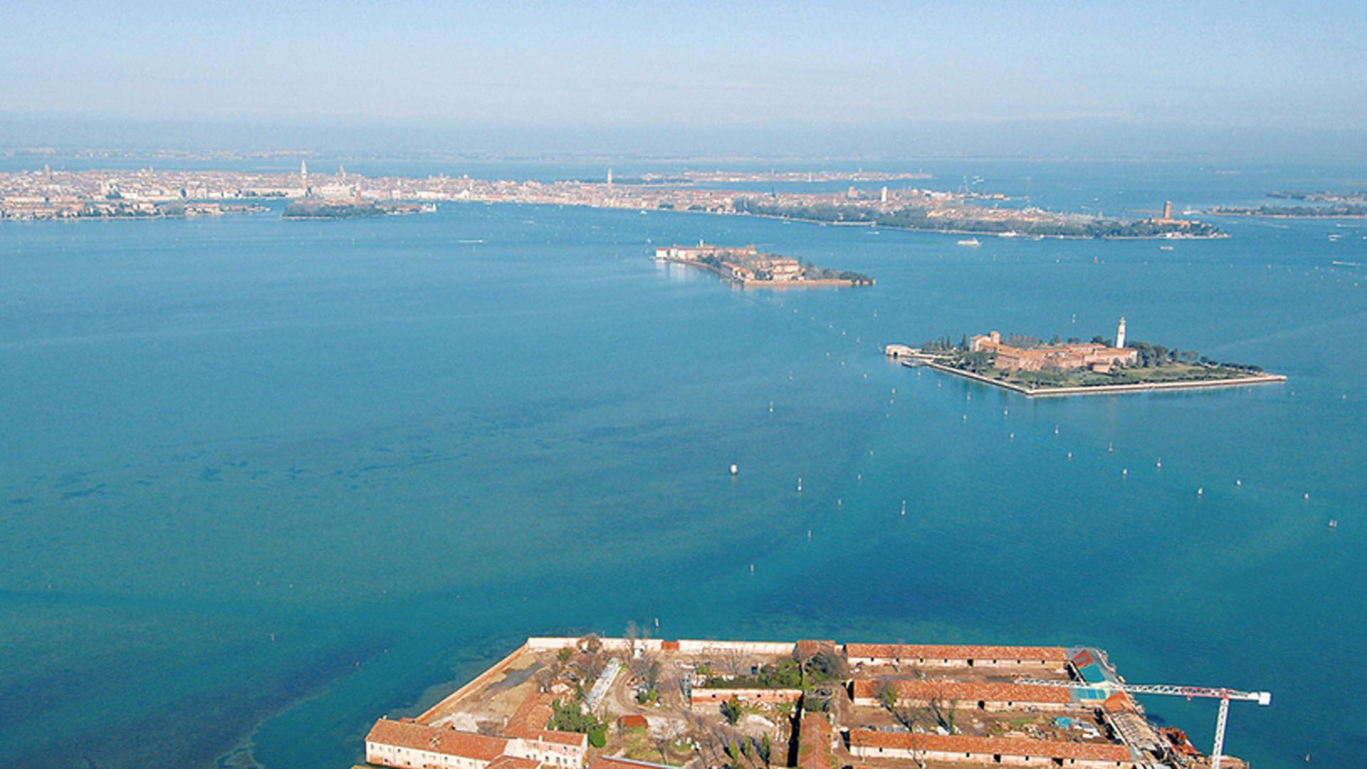 Lazzaretto Vecchio ist eine Insel in der Lagune von Venedig südlich der Stadt. Lazzaretto Vecchio ist eine Insel in der Lagune von Venedig südlich der Stadt.