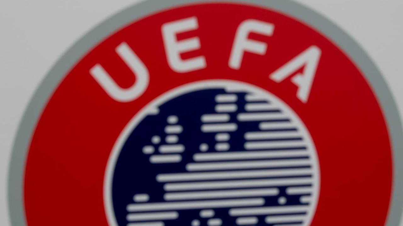 Spieler von Bayern München während des Trainings in der Arena von Khimki in Moskau/Russland am 29.09.2014 mit dem UEFA-Logo im Vordergrund. Spieler von Bayern München während des Trainings in der Arena von Khimki in Moskau/Russland am 29.09.2014 mit dem UEFA-Logo im Vordergrund.