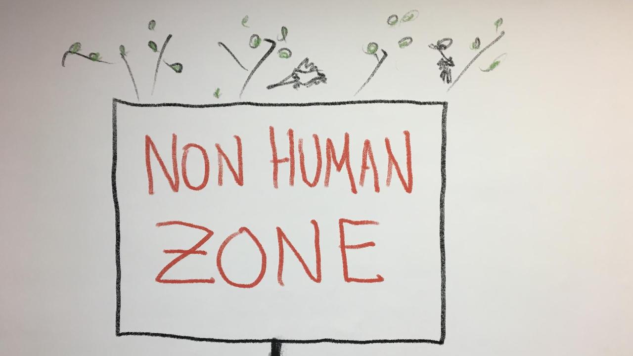 Ein gezeichnetes Schild, auf dem "Non Human Zone" steht.