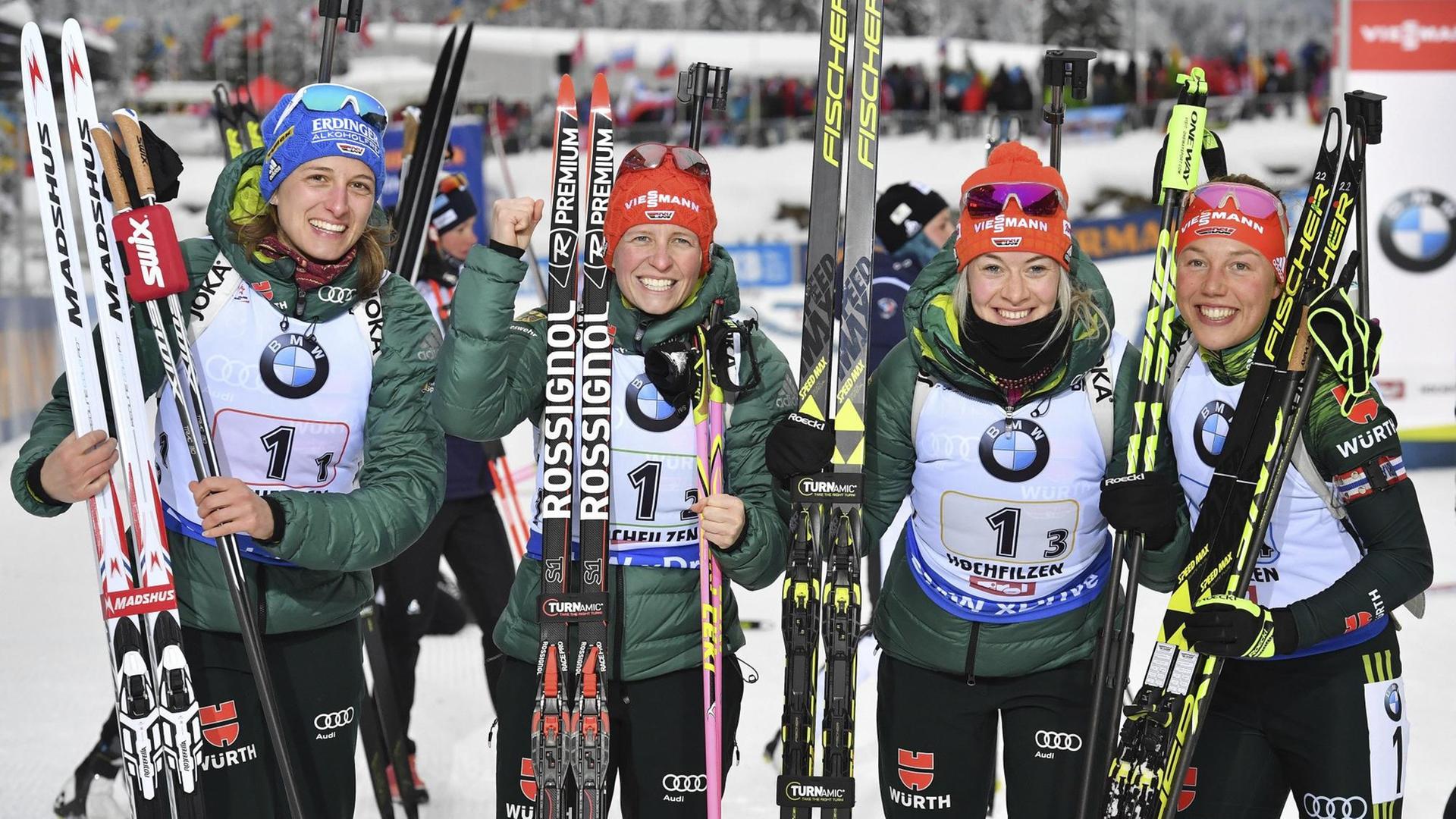 Die deutsche Biathlon-Staffel mit (v.l.) Vanessa Hinz, Franziska Hildebrand, Maren Hammerschmidt and Laura Dahlmeier nach dem Weltcupsieg in Hochfilzen am 10.12.2017.