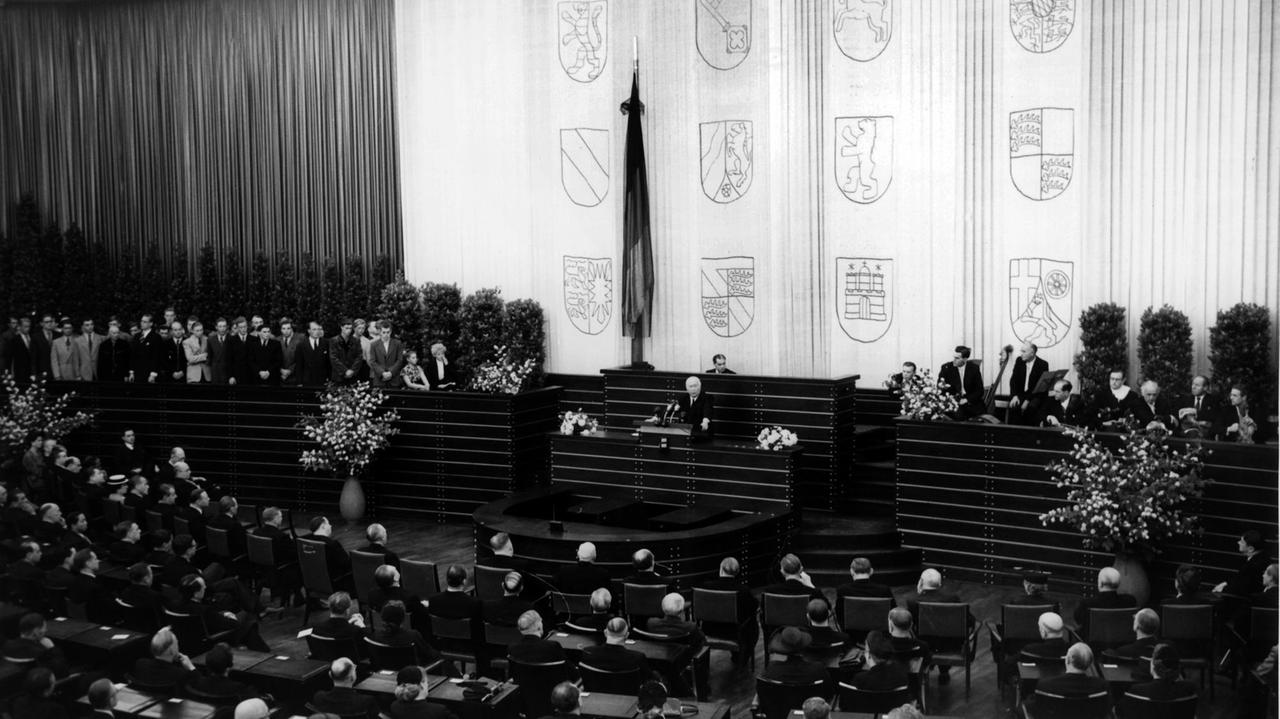 Schwarzweiß-Aufnahme des Plenarsaals der Deutschen Bundestages am 21.6.1953. Am Rednerpult Bundespräsident Theodor Heuss. Schwarzweiß-Aufnahme des Plenarsaals der Deutschen Bundestages am 21.6.1953. Am Rednerpult Bundespräsident Theodor Heuss.