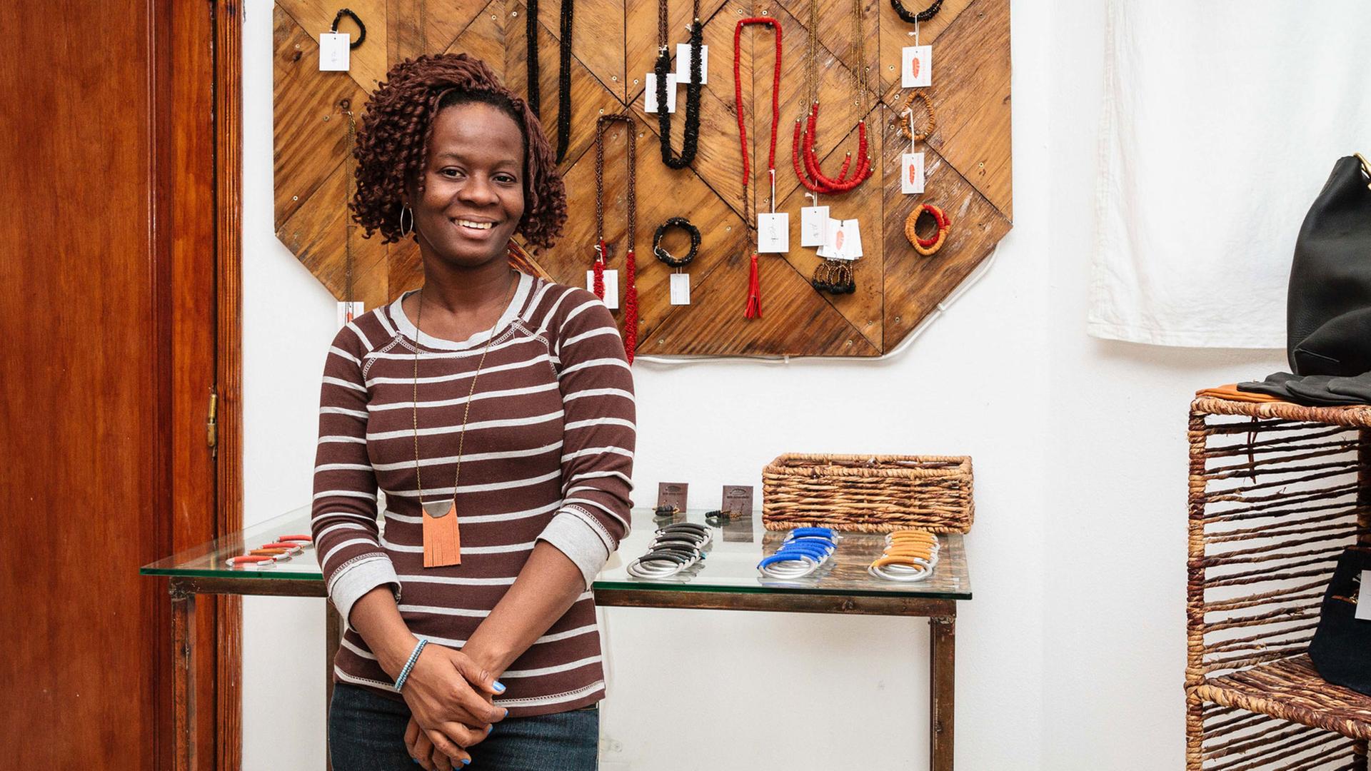 Die Buchhalterin von "Haiti Design Co-op" steht vor Produkten aus den Werkstätten. Sie fing einst als Näherin an und konnte mit dem Gehalt ihre höhere Ausbildung finanzieren. Die Buchhalterin von "Haiti Design Co-op" steht vor Produkten aus den Werkstätten. Sie fing einst als Näherin an und konnte mit dem Gehalt ihre höhere Ausbildung finanzieren.