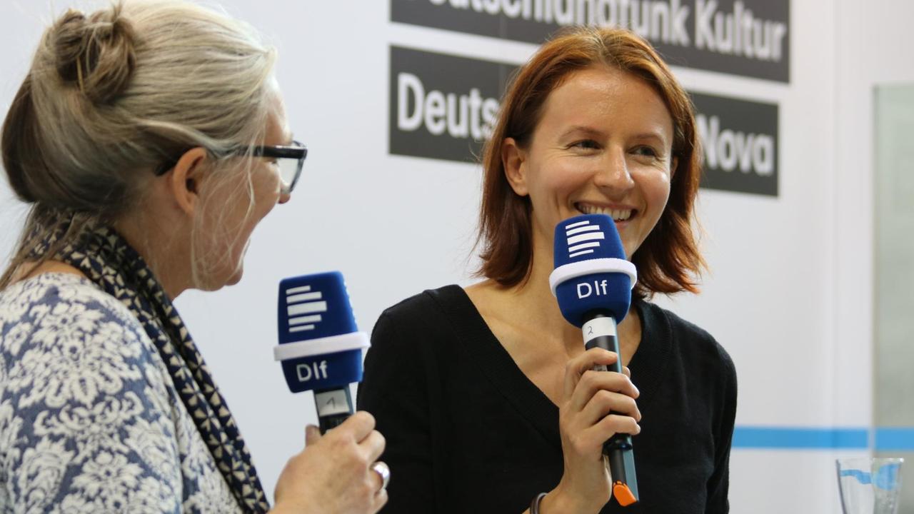 Autorin Alina Bronsky im Gespräch mit Ute Wegmann auf der Dlf-Bühne bei der Frankfurter Buchmesse 2017 Autorin Alina Bronsky im Gespräch mit Ute Wegmann auf der Dlf-Bühne bei der Frankfurter Buchmesse 2017
