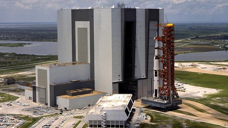 Das Vertical Assembly Building am Kennedy Space Center, in dem die Saturn-V-Mondraketen aufrecht zusammengebaut wurden, geht wesentlich auf Kurt Debus zurück Das Vertical Assembly Building am Kennedy Space Center, in dem die Saturn-V-Mondraketen aufrecht zusammengebaut wurden, geht wesentlich auf Kurt Debus zurück