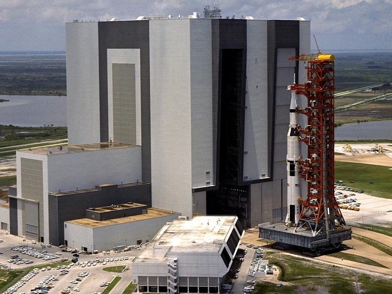 Das Vertical Assembly Building am Kennedy Space Center, in dem die Saturn-V-Mondraketen aufrecht zusammengebaut wurden, geht wesentlich auf Kurt Debus zurück