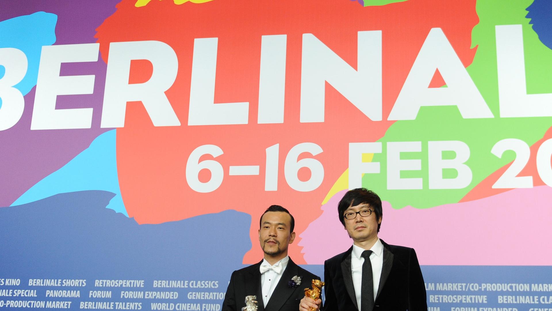 Der chinesische Schaupieler Liao Fan (l.) und Regisseur Diao Yinan posieren am 15.02.2014 in Berlin auf der Pressekonferenz der Preisträger während der 64. Internationalen Filmfestspiele. Ihr Film "Bai Ri Yan Huo" (Schwarze Kohle, dünnes Eis) wurde mit dem Goldenen Bären ausgezeichnet, Liao Fan erhielt den Silbenen Bären als bester Darsteller. Der chinesische Schaupieler Liao Fan (l.) und Regisseur Diao Yinan posieren am 15.02.2014 in Berlin auf der Pressekonferenz der Preisträger während der 64. Internationalen Filmfestspiele. Ihr Film "Bai Ri Yan Huo" (Schwarze Kohle, dünnes Eis) wurde mit dem Goldenen Bären ausgezeichnet, Liao Fan erhielt den Silbenen Bären als bester Darsteller.