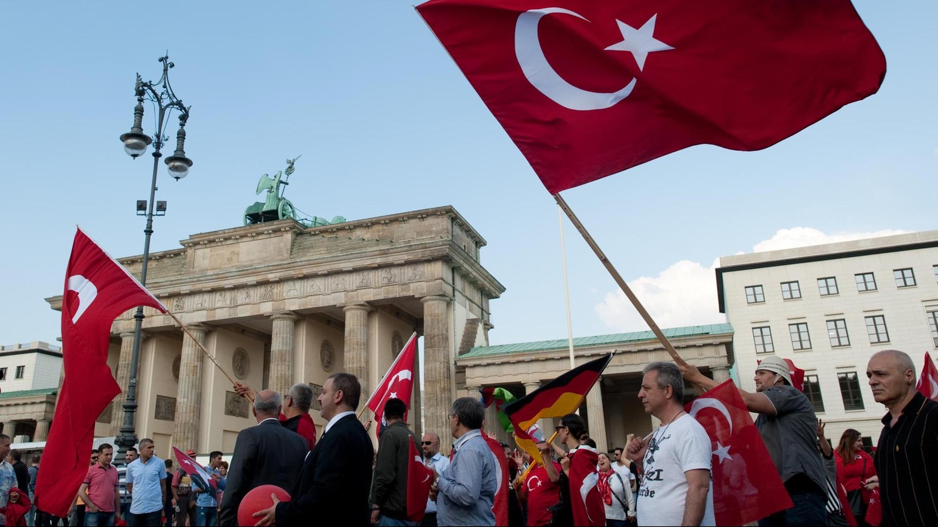 Teilnehmer einer Demonstration in Berlin schwenken türkische Flaggen vor dem Brandenburger Tor. Teilnehmer einer Demonstration in Berlin schwenken türkische Flaggen vor dem Brandenburger Tor.