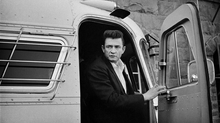 Johnny Cash steigt im Folsom State Prison in Kalifornien aus einem Schulbus Johnny Cash steigt im Folsom State Prison in Kalifornien aus einem Schulbus