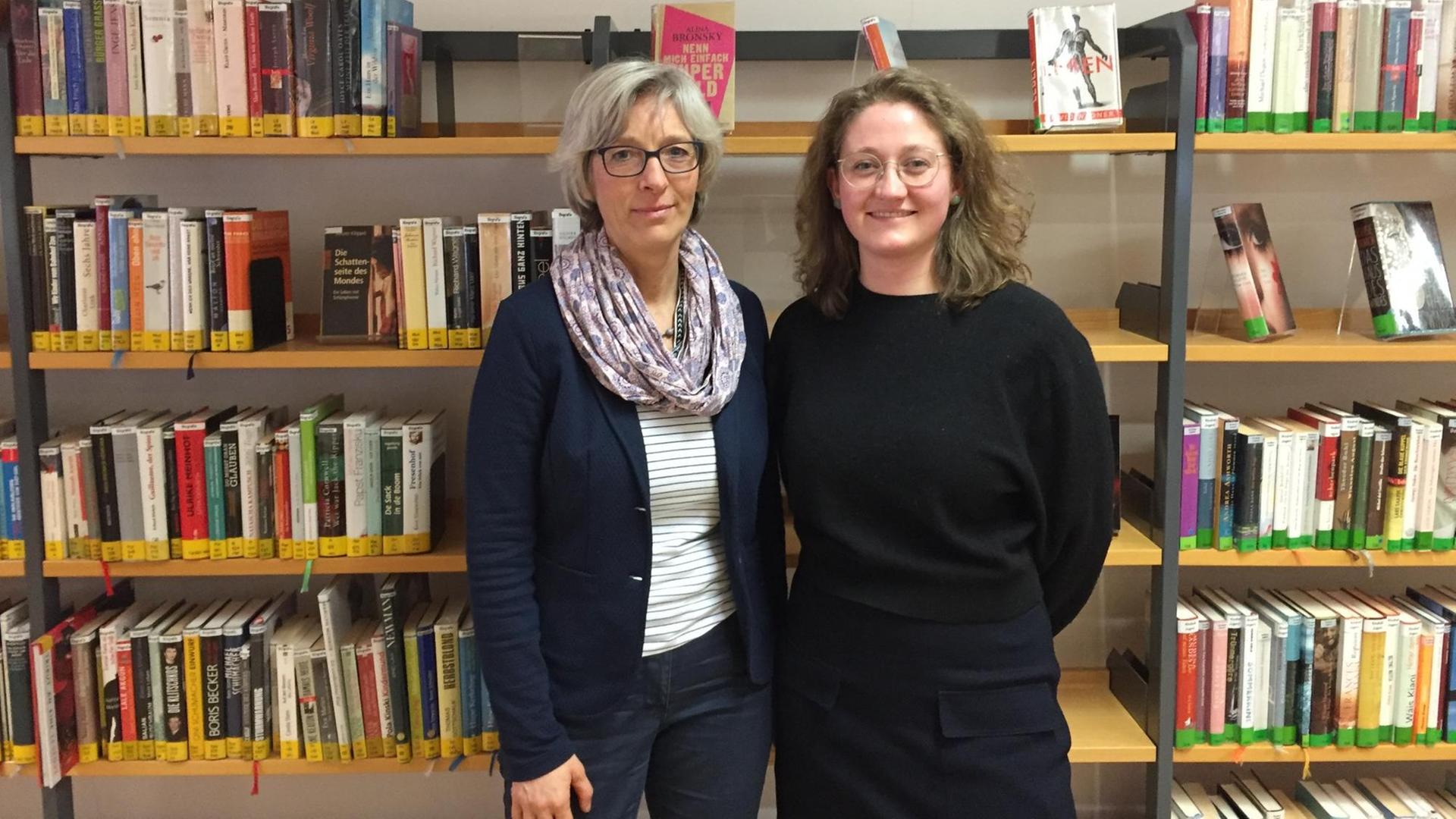 Equal-Pay-Beraterin Freya Matthießen (links) zusammen mit Clara Billen vom Deutschen LandFrauenverband in der Stadtbücherei von Heide Equal-Pay-Beraterin Freya Matthießen (links) zusammen mit Clara Billen vom Deutschen LandFrauenverband in der Stadtbücherei von Heide